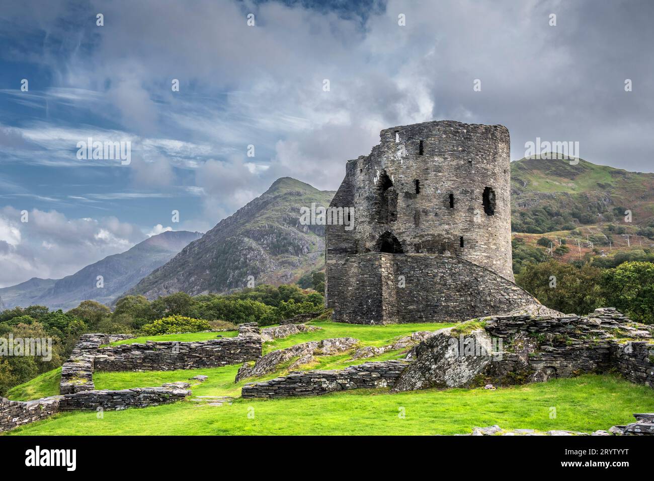 Il s'agit de la forteresse du château de Dolpadarn du 13e siècle construite par Llewelyn le Grand dans le village gallois de Llanberis dans le parc national de Snowdonia Banque D'Images