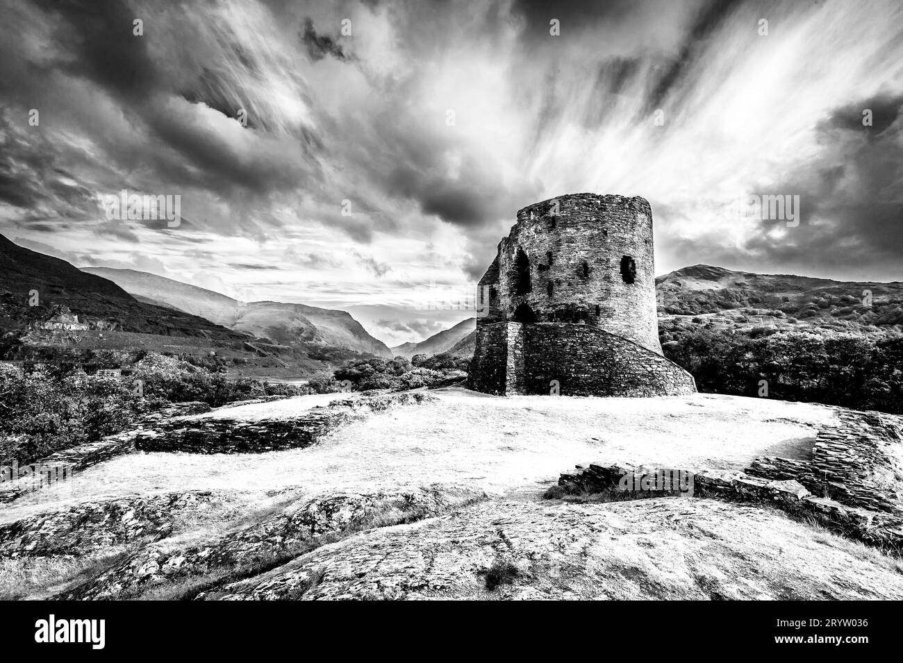 Il s'agit de la forteresse du château de Dolpadarn du 13e siècle construite par Llewelyn le Grand dans le village gallois de Llanberis dans le parc national de Snowdonia Banque D'Images