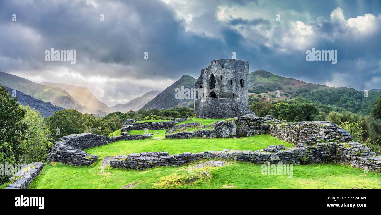 Il s'agit de la forteresse du château de Dolpadarn du 13e siècle construite par Llewelyn le Grand dans le village gallois de Llanberis dans le parc national de Snowdonia Banque D'Images