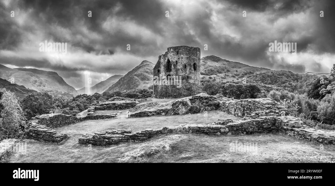 Il s'agit de la forteresse du château de Dolpadarn du 13e siècle construite par Llewelyn le Grand dans le village gallois de Llanberis dans le parc national de Snowdonia Banque D'Images