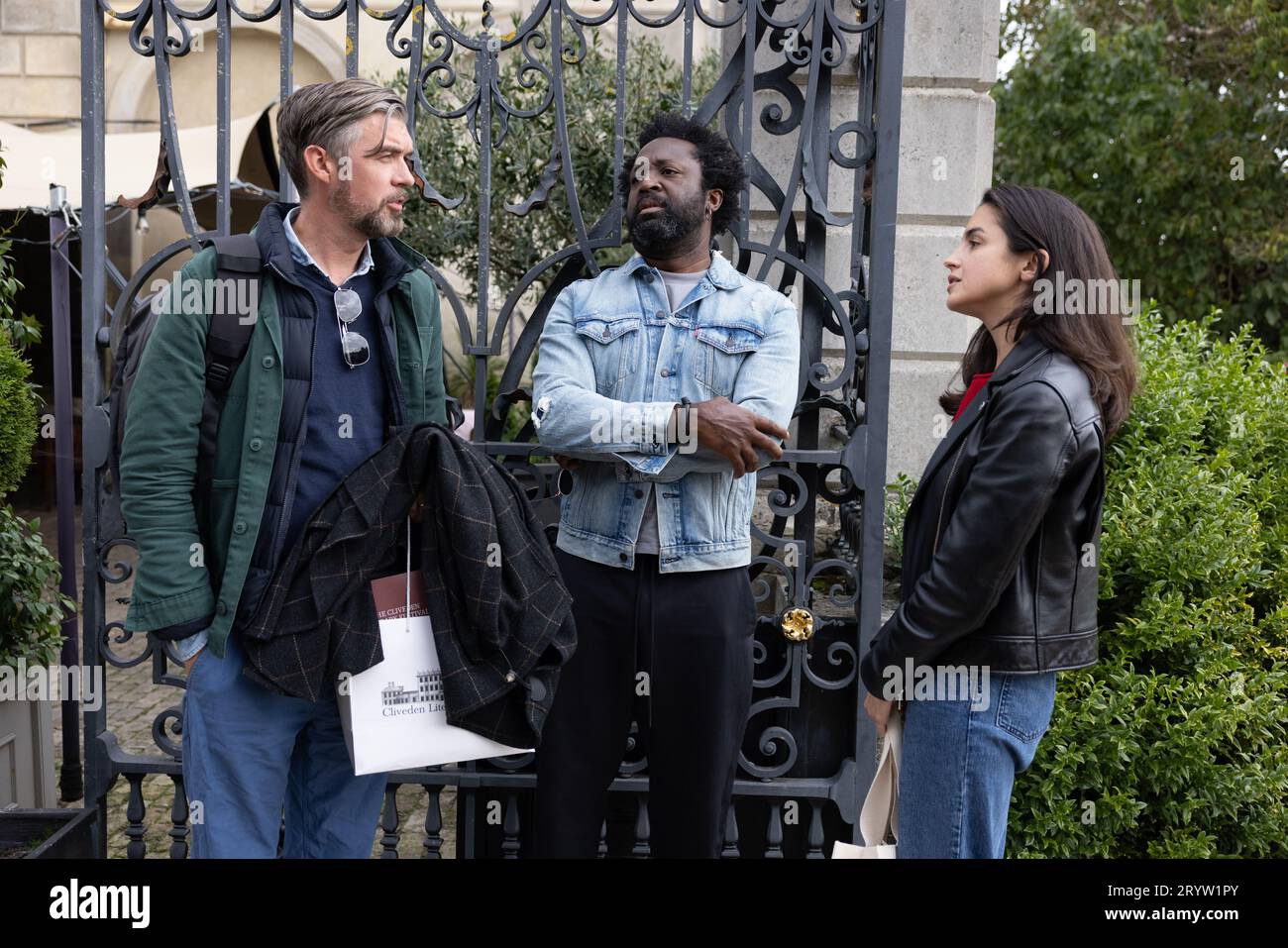 Marlon James, auteur jamaïcain (au centre) avec Nick Laird et Merve Emre, photographié au Festival littéraire de Cliveden. Banque D'Images