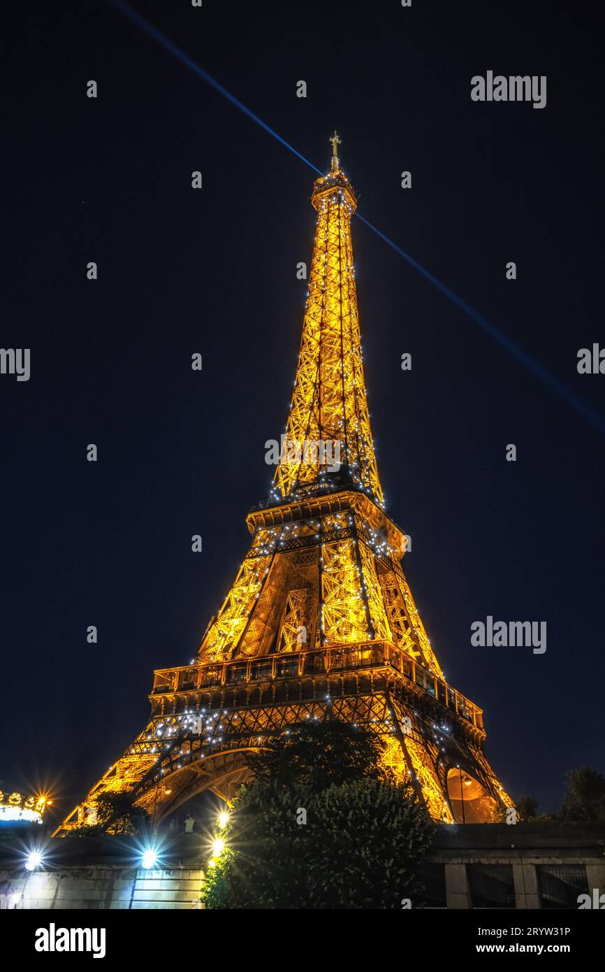 Tour Eiffel la nuit étincelante Banque D'Images