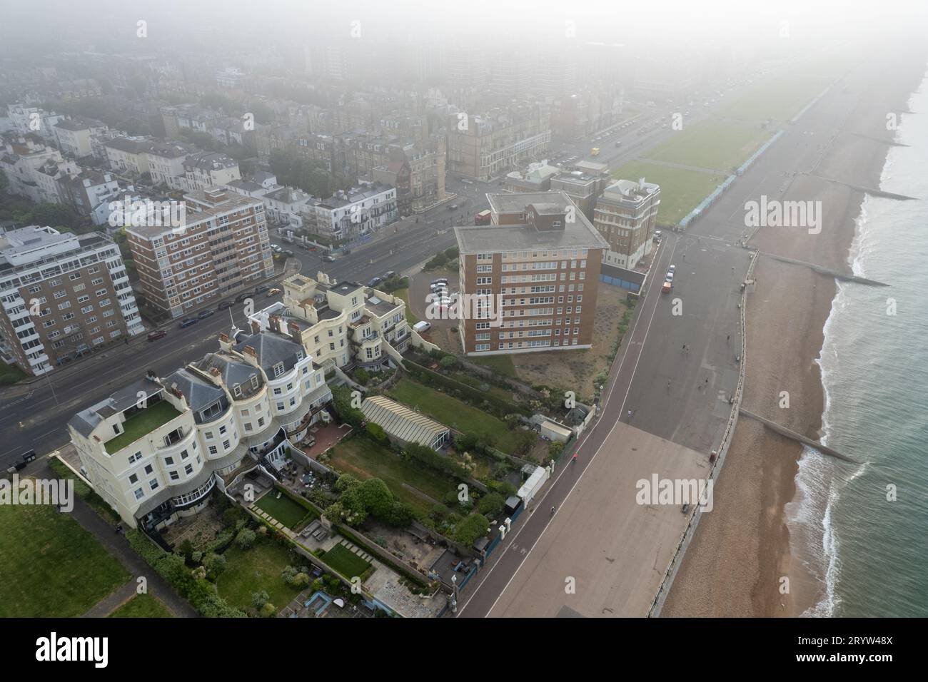 Paysage aérien de drone de Brighton City et de la côte à Sussex Royaume-Uni. Vue de dessus du paysage urbain. Banque D'Images