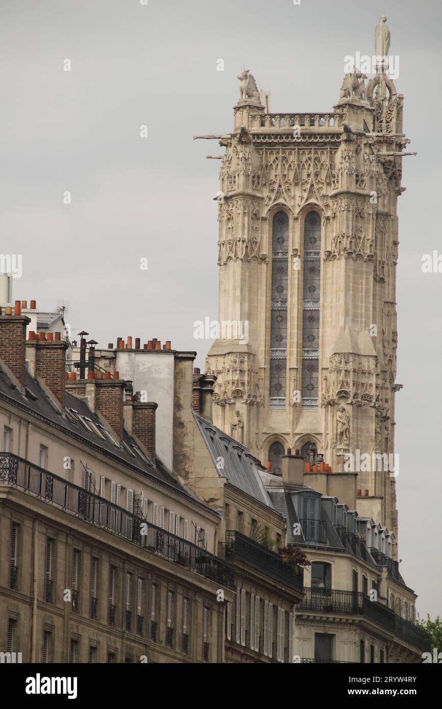 Le monument de la Tour Saint-Jacques situé au coeur de Paris, France. Banque D'Images