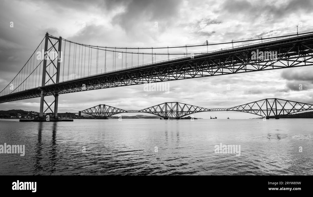 Vue des trois ponts reliant la ville d'Édimbourg sur le Firth of Forth, Royaume-Uni. Banque D'Images