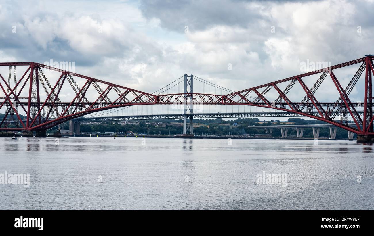 Vue des trois ponts reliant la ville d'Édimbourg sur le Firth of Forth, Royaume-Uni. Banque D'Images