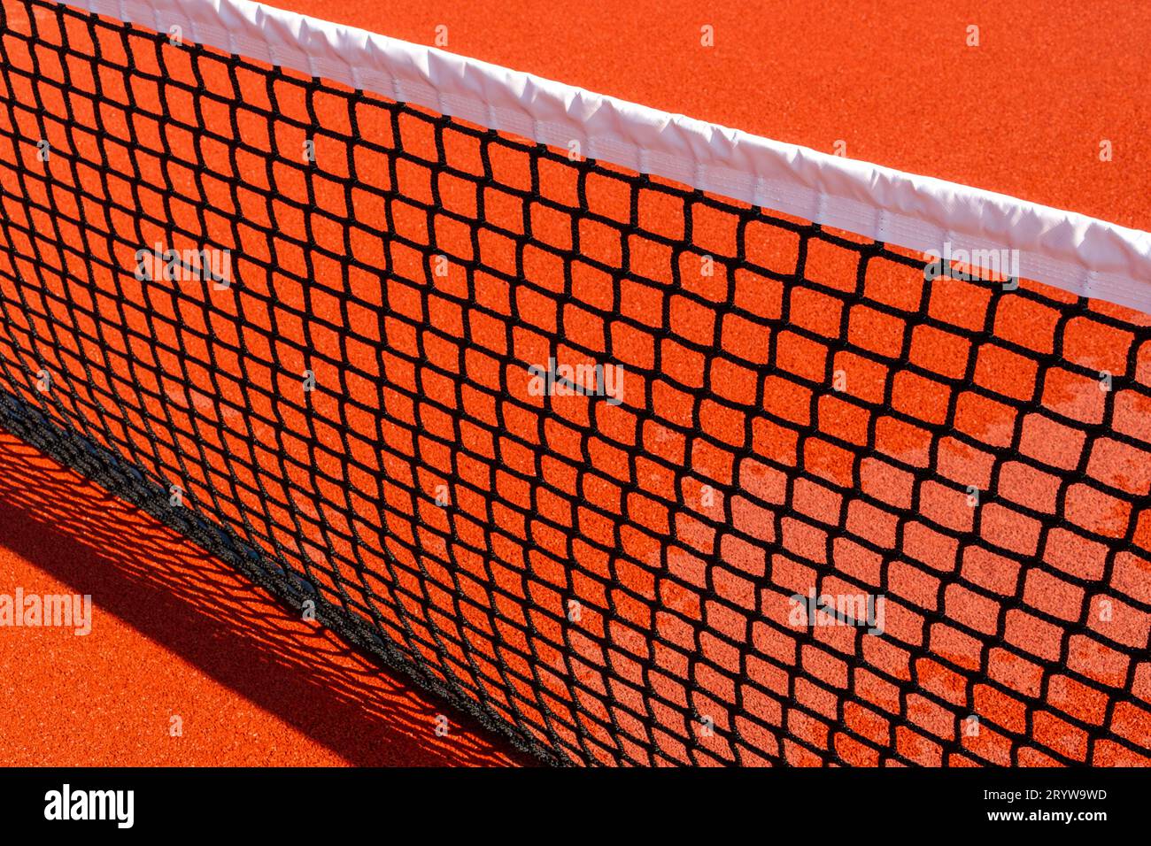 Mesh sur le court de tennis rouge Banque D'Images