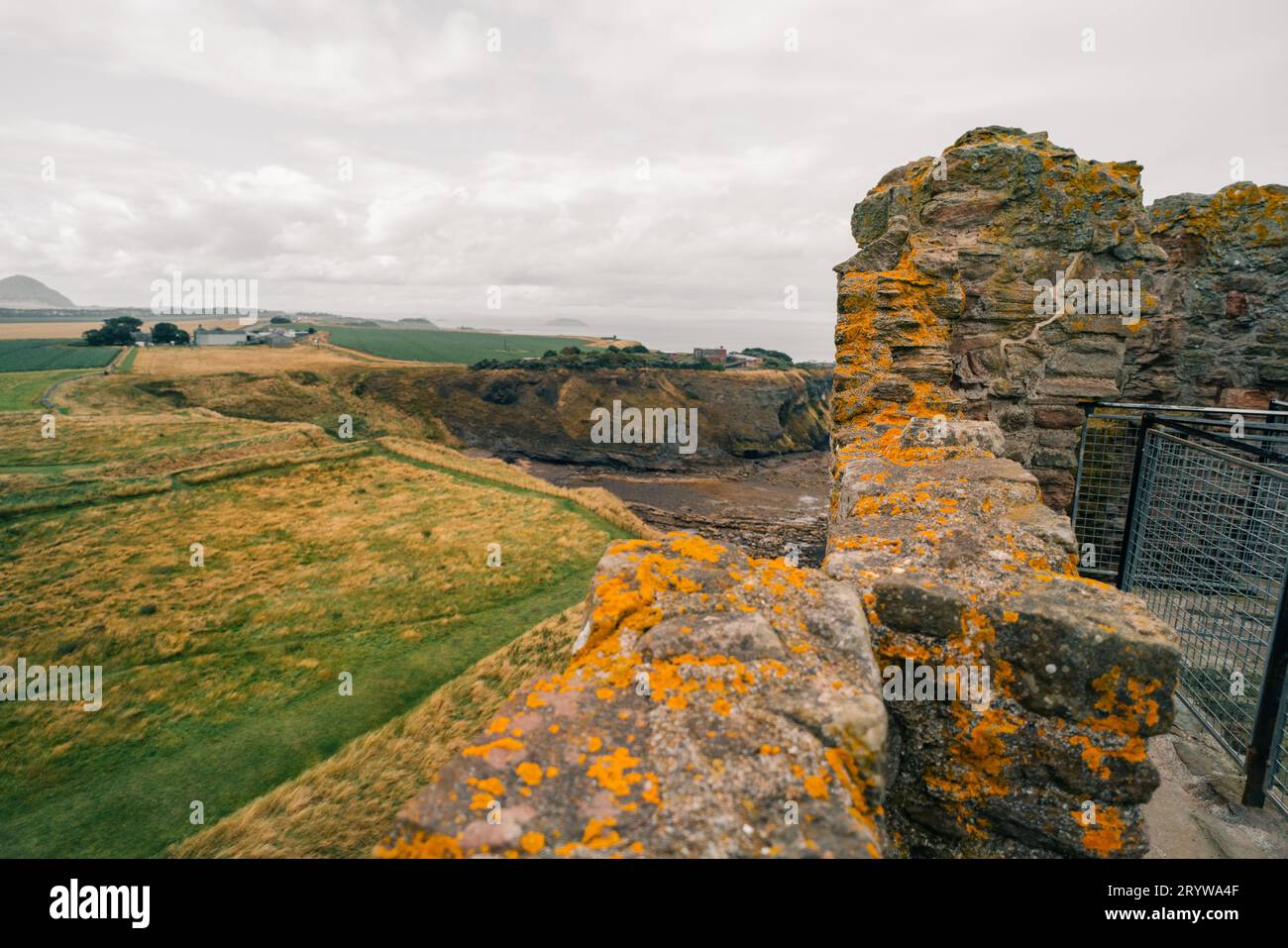 Vieille rue avec des bâtiments historiques dans le centre-ville d'Alnwick à Alnwick, Angleterre - mai 2023. Photo de haute qualité Banque D'Images