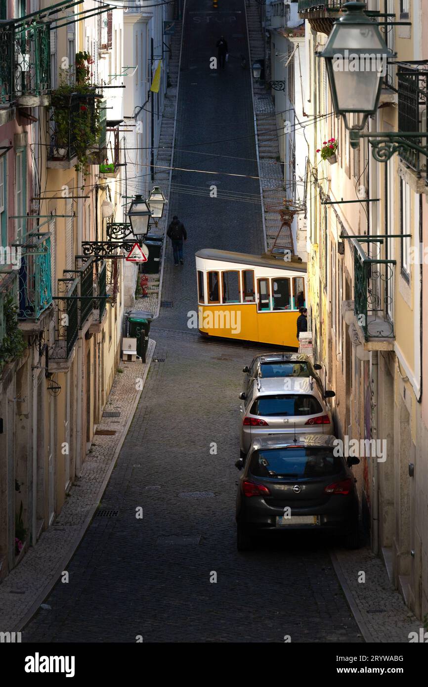 Charme de la vieille ville et voyage en tramway à Lisbonne, Portugal Banque D'Images