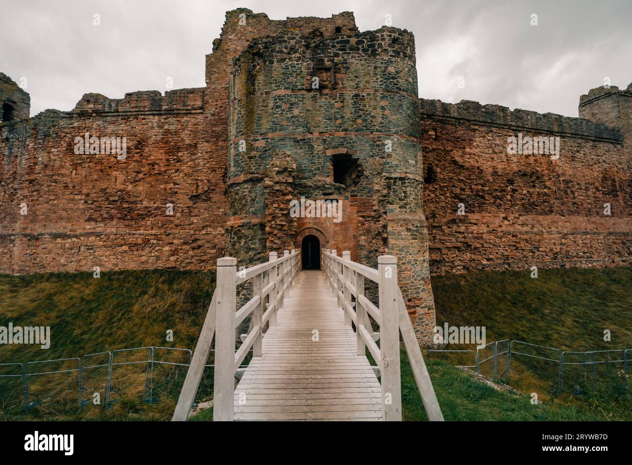 Vieille rue avec des bâtiments historiques dans le centre-ville d'Alnwick à Alnwick, Angleterre - mai 2023. Photo de haute qualité Banque D'Images