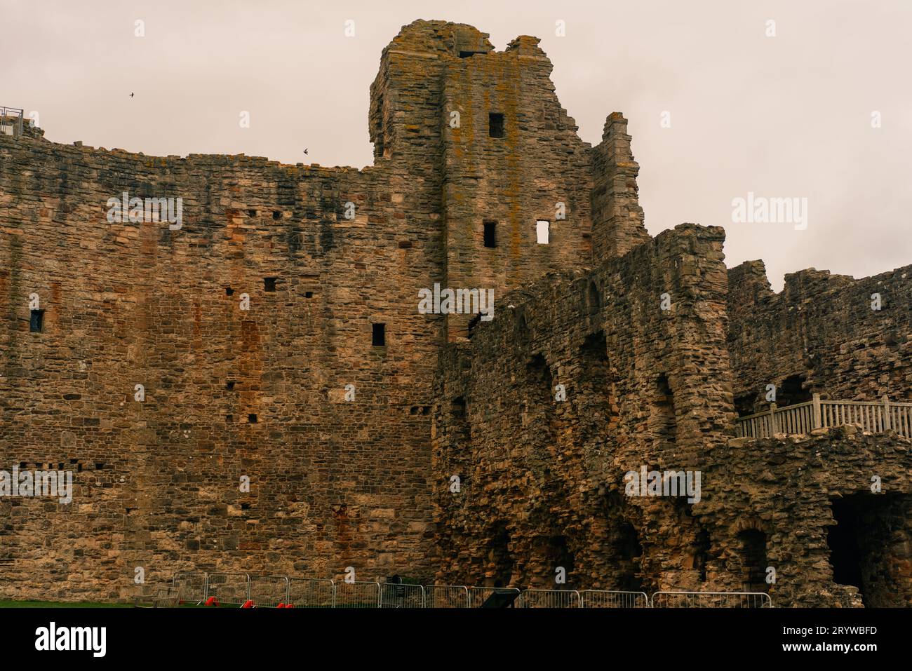 Vieille rue avec des bâtiments historiques dans le centre-ville d'Alnwick à Alnwick, Angleterre - mai 2023. Photo de haute qualité Banque D'Images