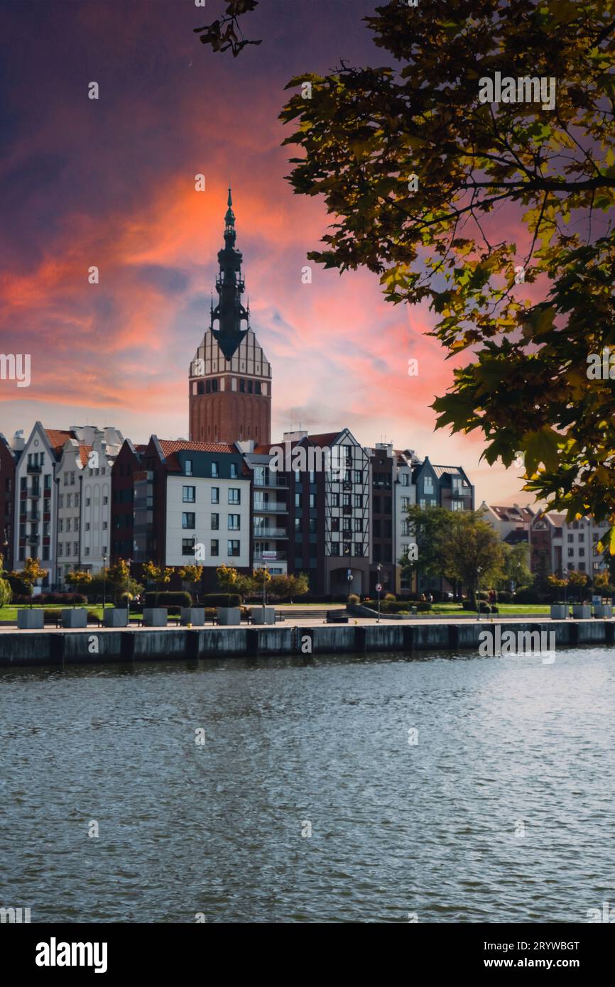 Elblag, Pologne - août 2022. St. Cathédrale Nicolas Tour gothique vue sur la porte du marché et la rue principale de la cathédrale du vieux t Banque D'Images