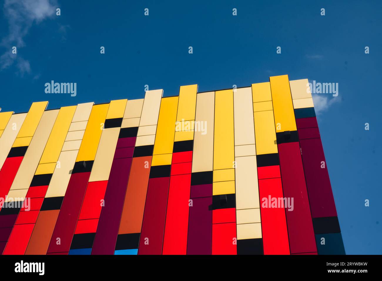 Extérieur de bâtiment de bureaux coloré moderne avec façade en verre sur fond de ciel clair. Mur de verre transparent d'immeuble de bureaux. E Banque D'Images