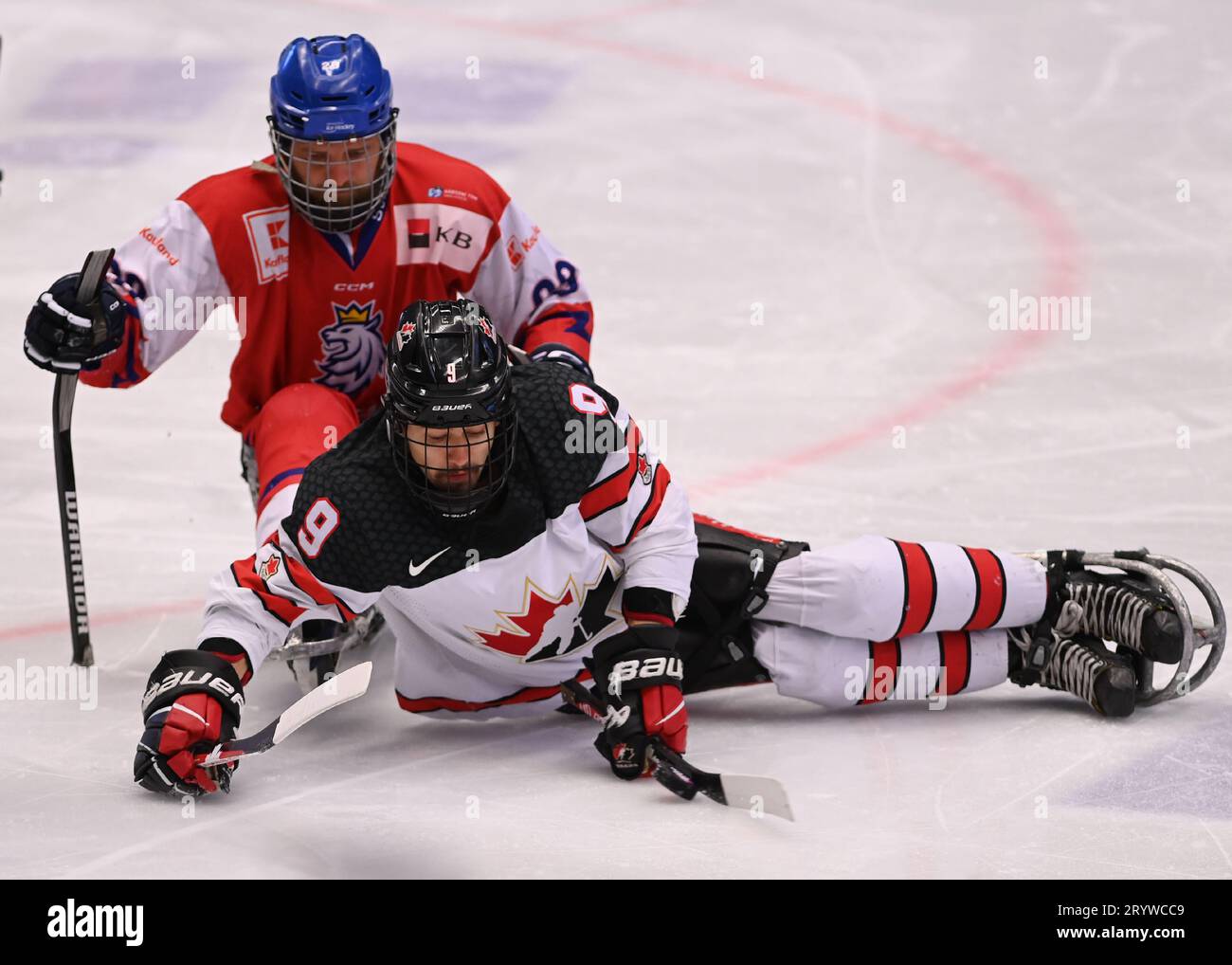 Ostrava, Pologne. 02 octobre 2023. De gauche à droite Pavel Kubec, de la République tchèque, et Corbyn Smith, du Canada, en action lors du match de la coupe internationale de para-hockey 2023 République tchèque vs Canada à Ostravar Arena, à Ostrava, en République tchèque, le 2 octobre 2023. Crédit : Jaroslav Ozana/CTK photo/Alamy Live News Banque D'Images