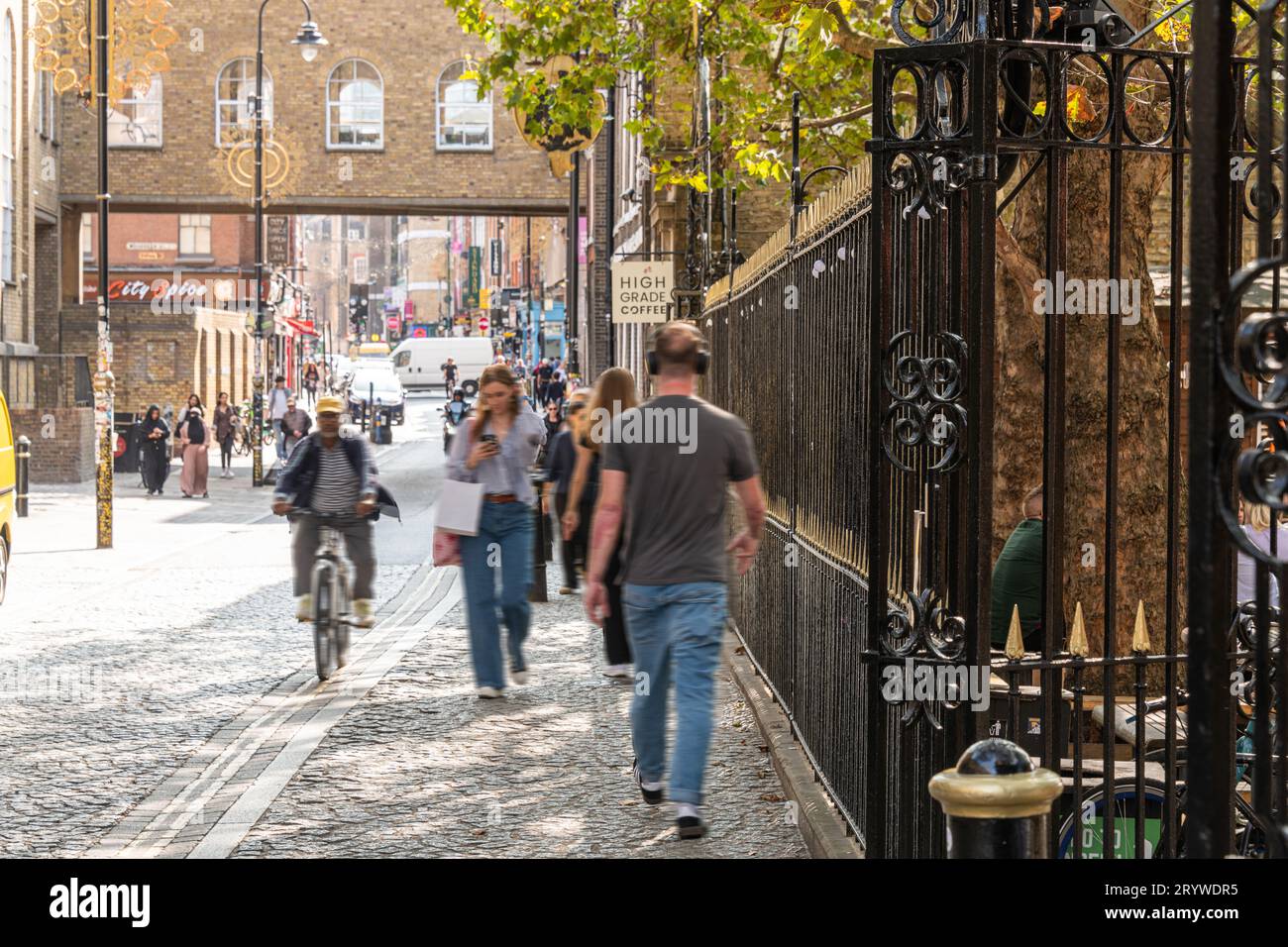 Les gens marchent sur Brick Lane devant la Brasserie Truman, Londres, E1. Banque D'Images