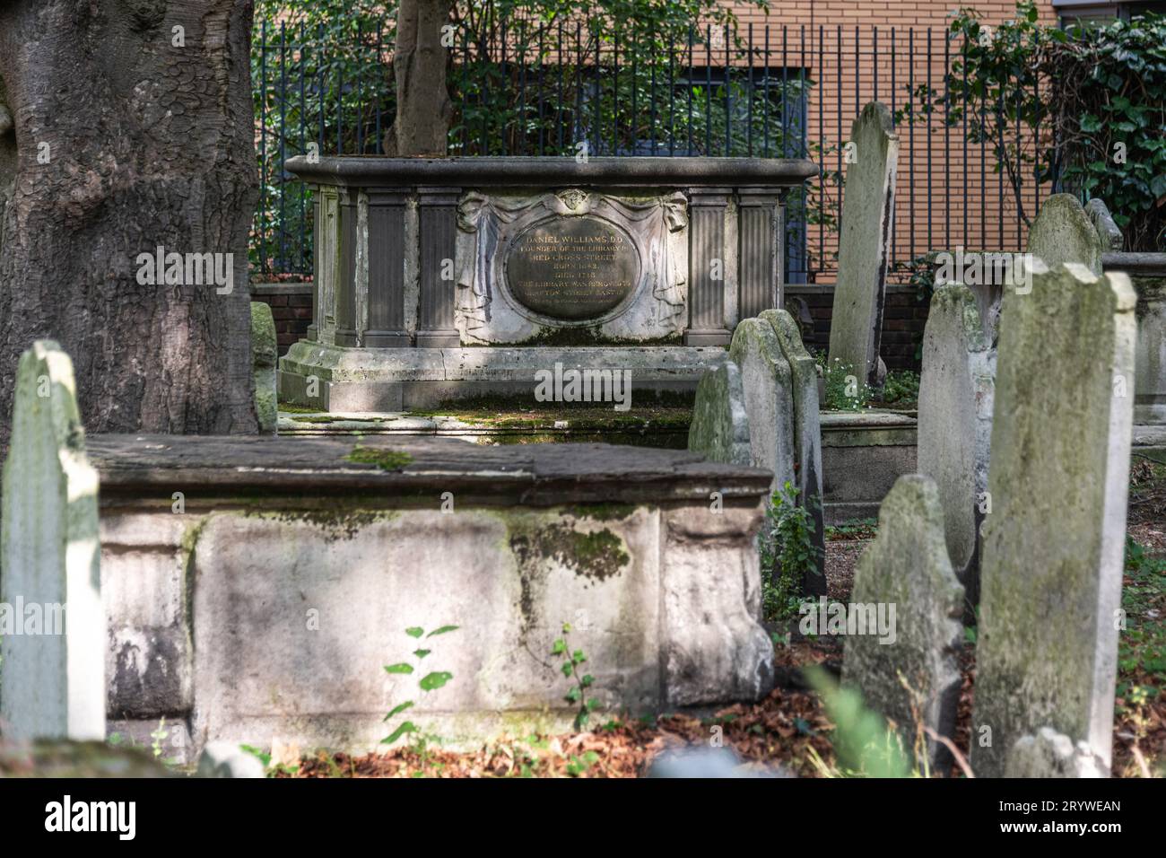Bunhill Burial Ground à Islington, montrant le mémorial à Daniel Williams, Londres EC2. Banque D'Images