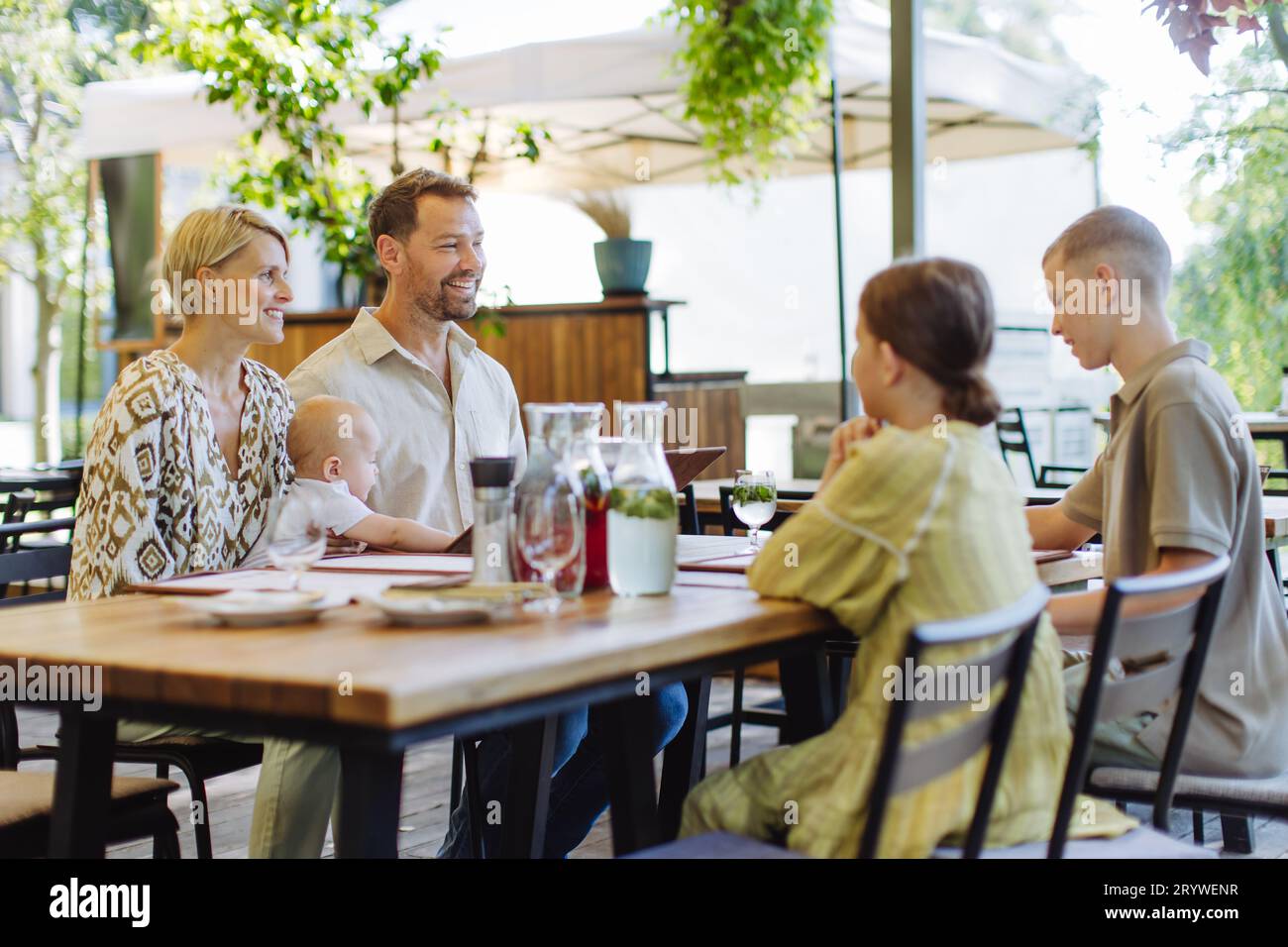 Grande famille avec enfants et un petit bébé au dîner familial dans un restaurant. Banque D'Images