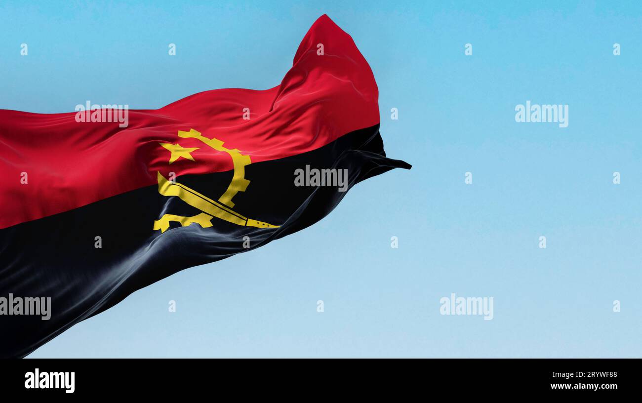 Le drapeau national de l'Angola agitant dans le vent par temps clair Banque D'Images