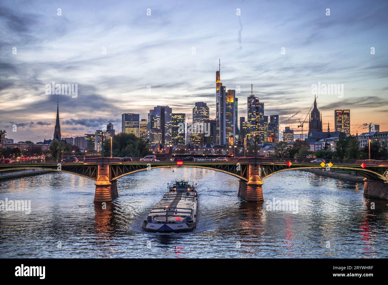 Captivante Skyline de Francfort : une vue sur le coucher du soleil depuis la rivière main Banque D'Images