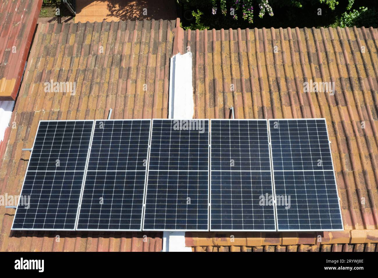 Toit de maison en argile avec panneaux solaires au-dessus de la vue de drone de dessus Banque D'Images