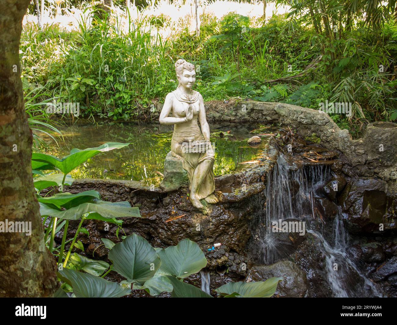 Statue de déesse féminine à Bali sur un lac romantique, Indonésie Banque D'Images
