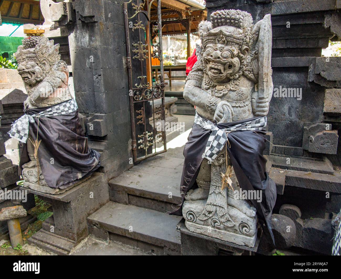 Statue balinaise traditionnelle de la divinité avec écharpe Ubud, île de Bali, Indonésie Banque D'Images