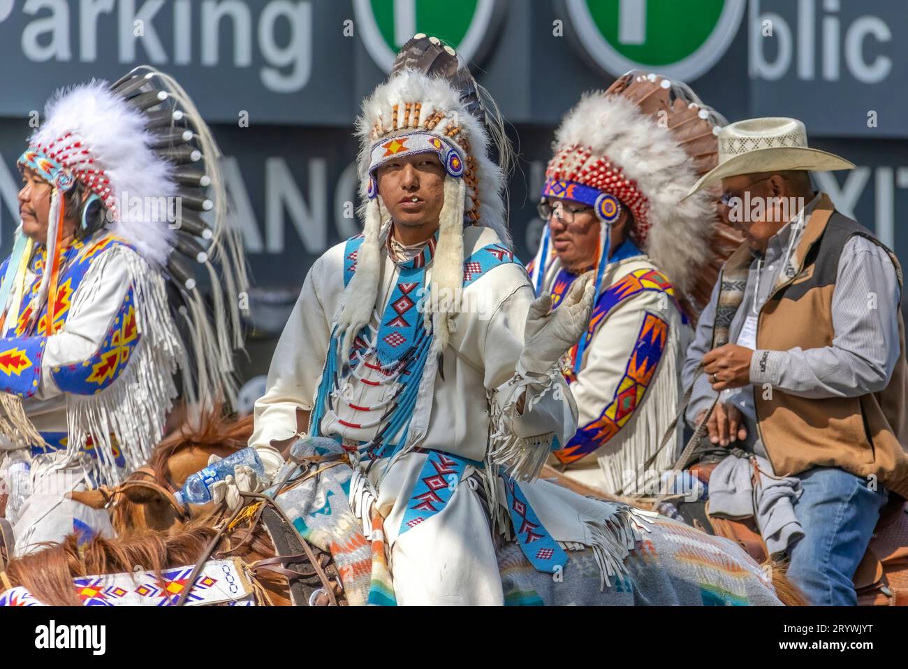 Calgary, Alberta, Canada. 7 juillet 2023. Près d'un peuple des Premières Nations portant des vêtements traditionnels tout en montant des chevaux à un p Banque D'Images