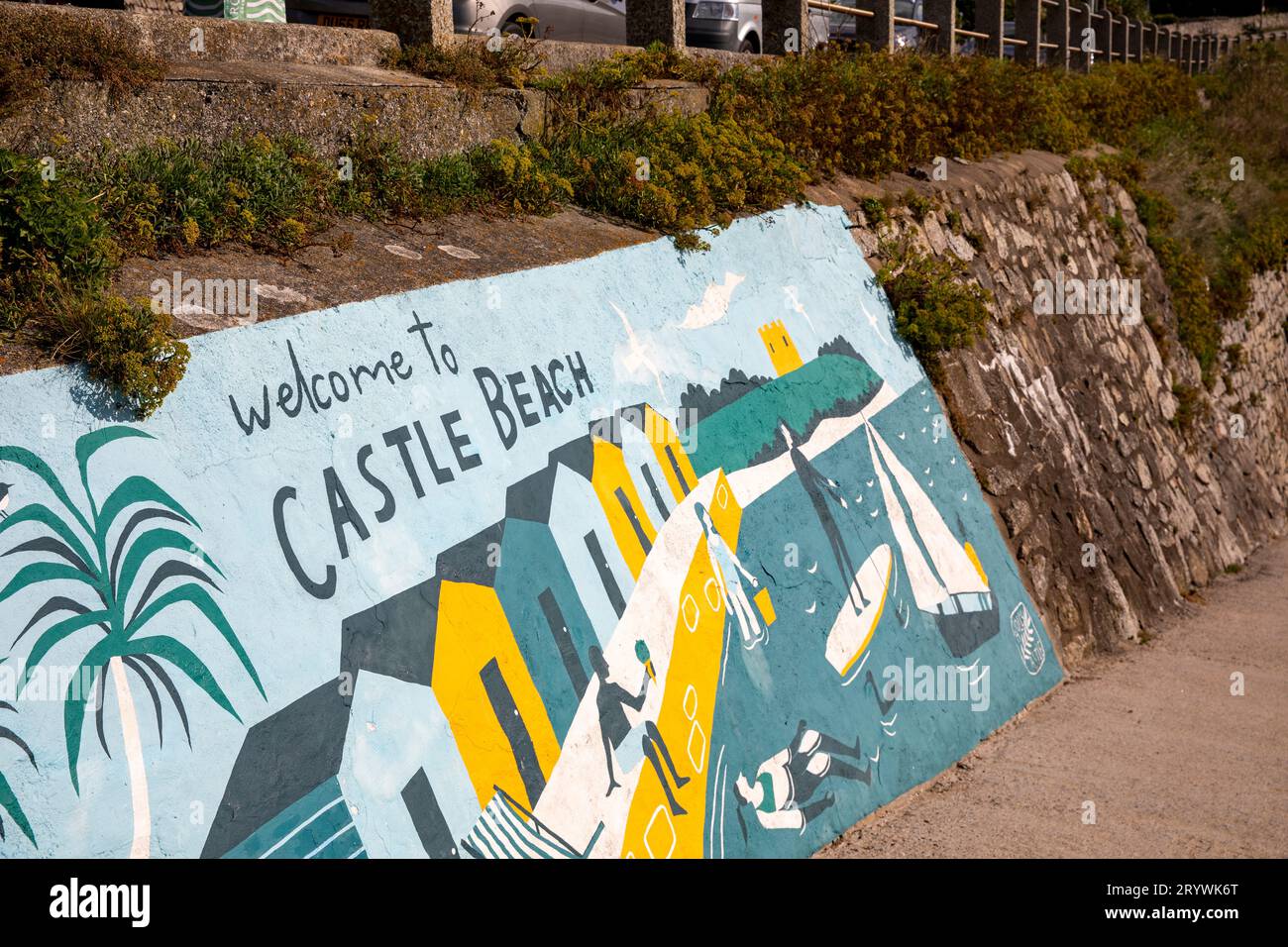Castle Beach à Falmouth Cornwall Angleterre, bienvenue à Castle Beach peint sur la paroi rocheuse, Angleterre, Royaume-Uni Banque D'Images