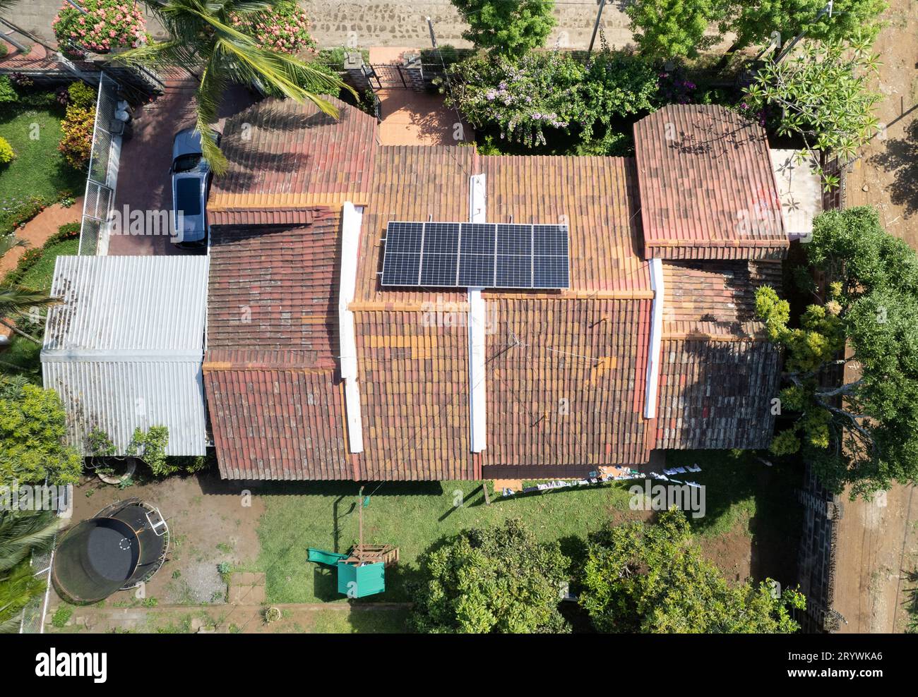 Zone de la maison avec système de panneau solaire sur le toit au-dessus de la vue de drone Banque D'Images