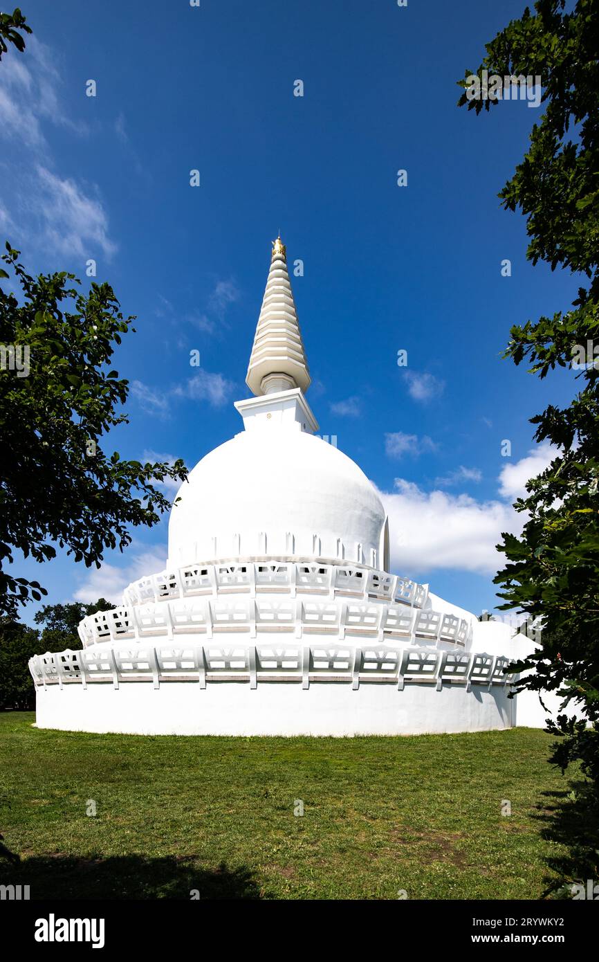 Le Stupa de paix bouddhiste blanc ZalaszÃ¡ntÃ³ au lac Balaton en Hongrie Banque D'Images