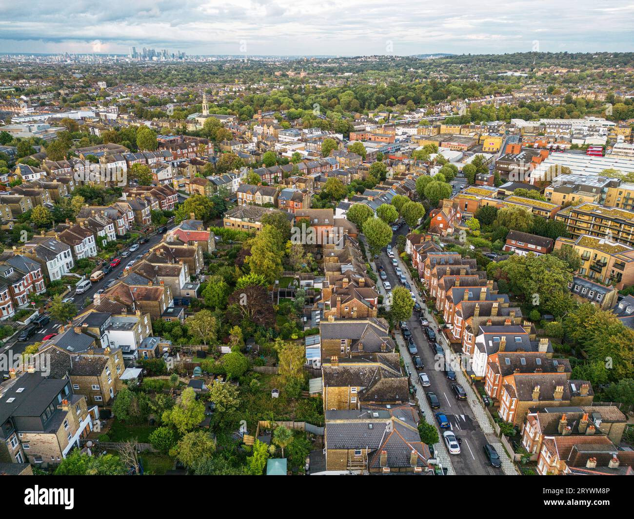 Drone photo de West Norwood à Londres SE27 regardant au nord-est vers le centre-ville et la ville de Londres au-delà. Banque D'Images