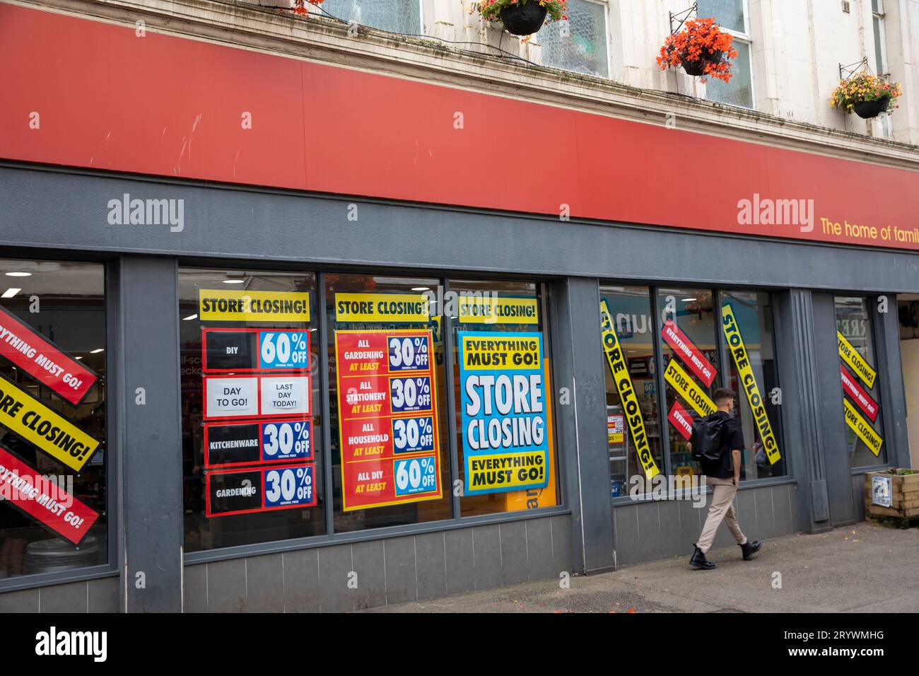Magasin de détail Wilko à Falmouth Cornwall, 24 heures avant la fermeture finale offrant des prix de liquidation sur les produits, Wilko business a échoué en août 2023, Royaume-Uni Banque D'Images