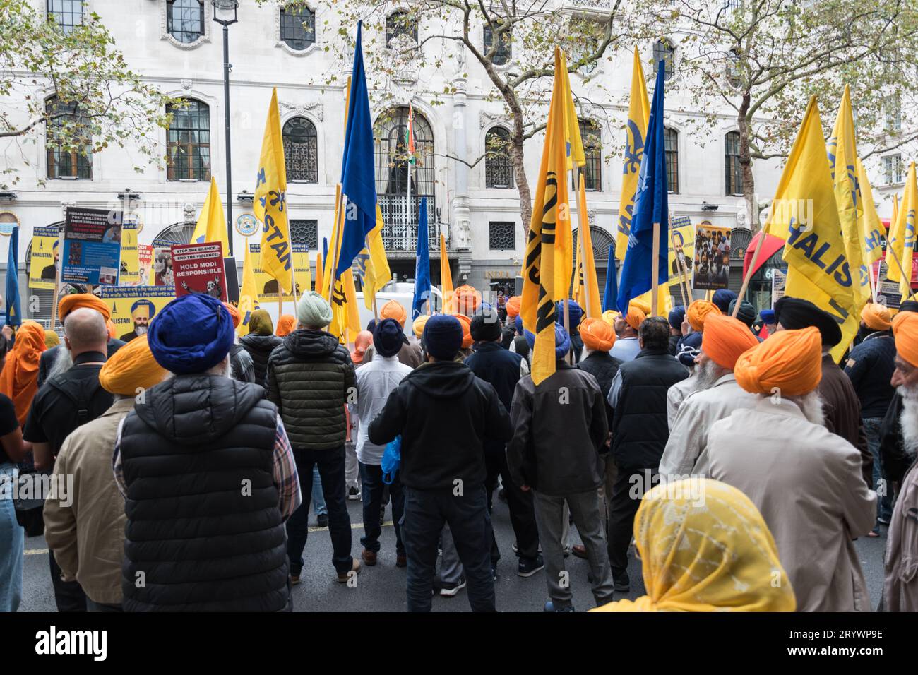 Londres, Angleterre, Royaume-Uni. 2 octobre 2023. Des manifestants se rassemblent devant la haute Commission indienne pour protester contre le meurtre de Hardeep Singh Nijjar au Canada. © Benjamin John Banque D'Images