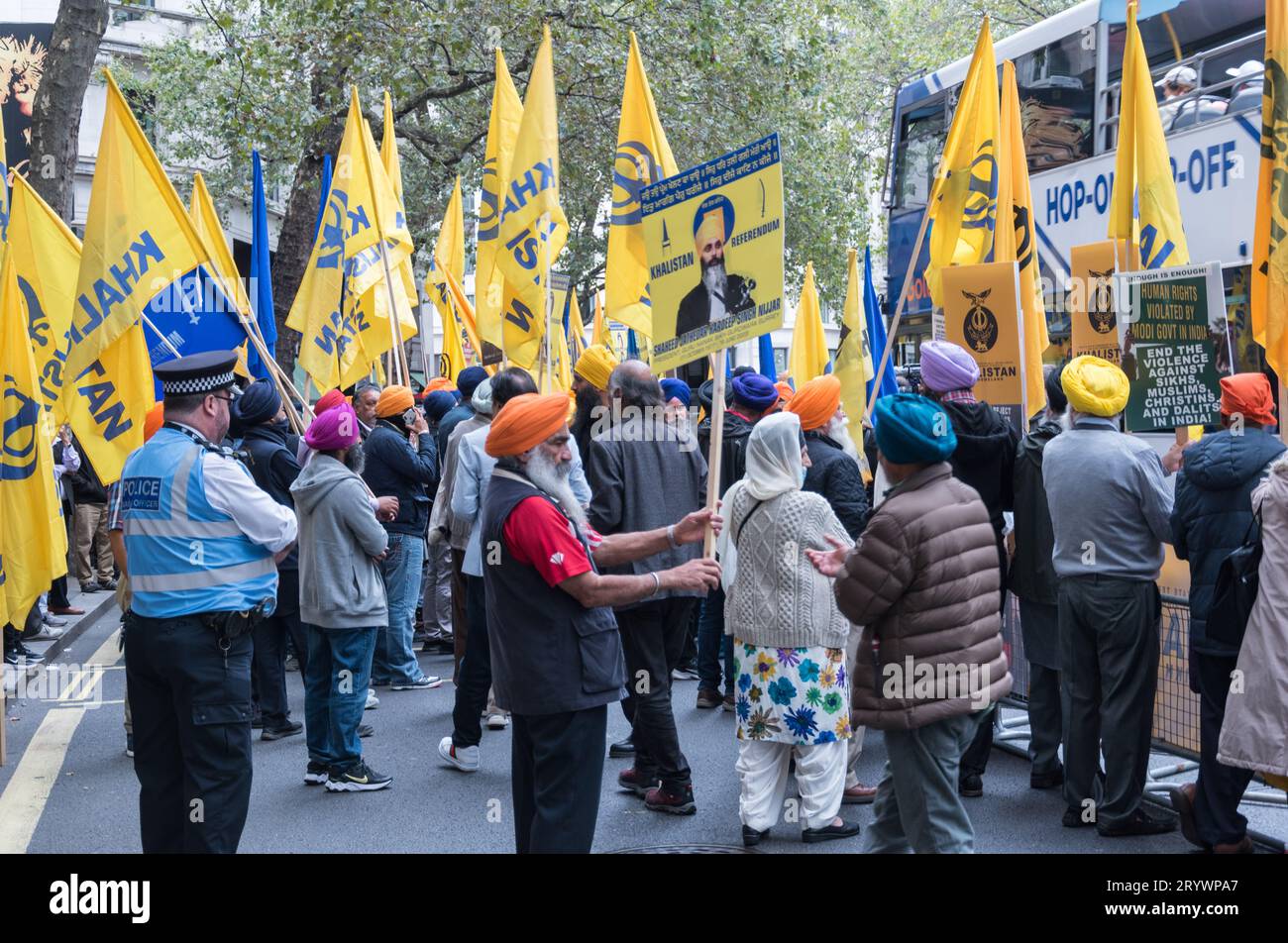 Londres, Angleterre, Royaume-Uni. 2 octobre 2023. Des manifestants se rassemblent devant la haute Commission indienne pour protester contre le meurtre de Hardeep Singh Nijjar au Canada. © Benjamin John Banque D'Images
