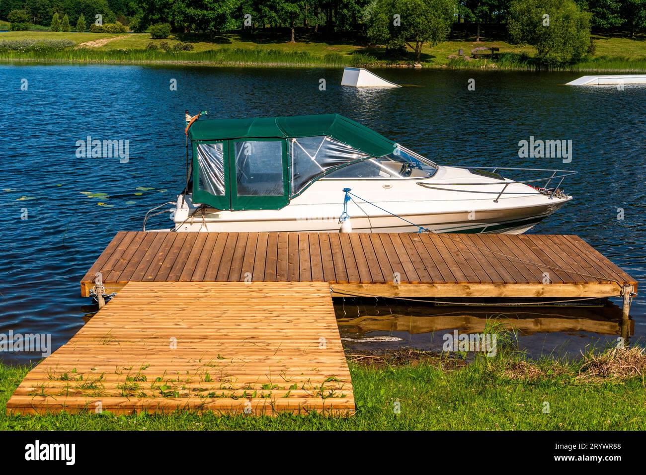 Bateau à moteur amarré à une jetée en bois Banque D'Images