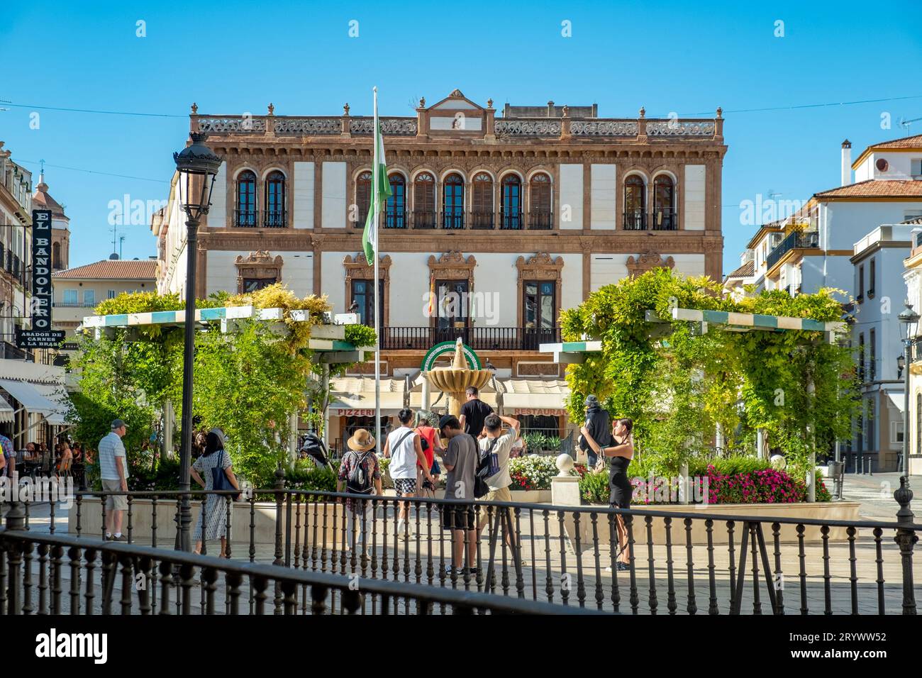 Plaza del socorro, Ronda. Drapeau et emblème de l'Andalousie. Plaza del Socorro, Ronda, Málaga, Andalousie, Espagne, Europe Banque D'Images