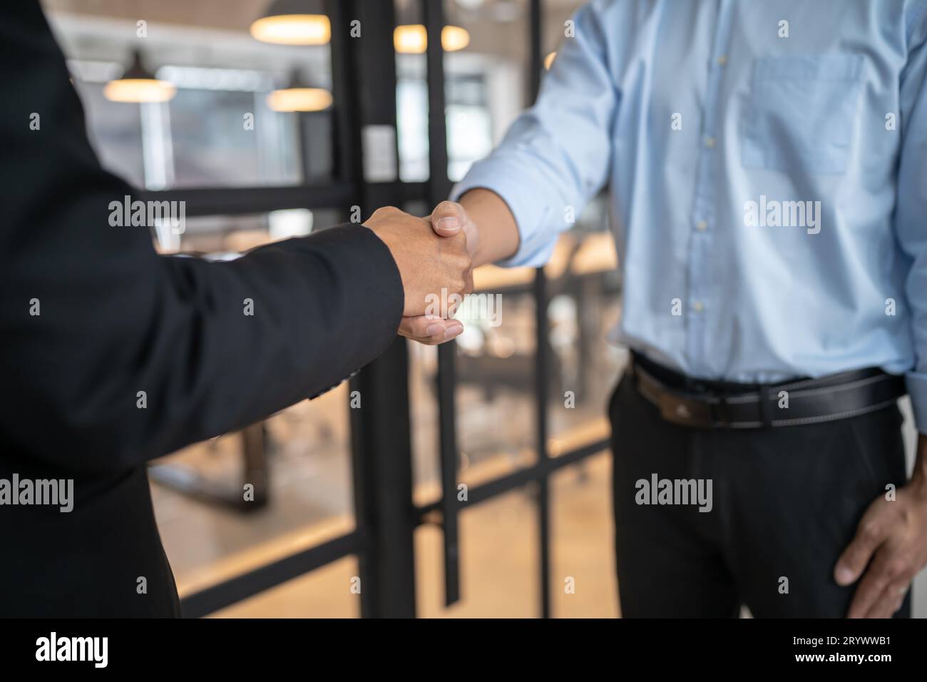 Avocat Conseiller juridique Homme d'affaires se serrant la main réussi à conclure un accord. poignée de main mans. Concept de réunion de partenariat d'affaires. Banque D'Images