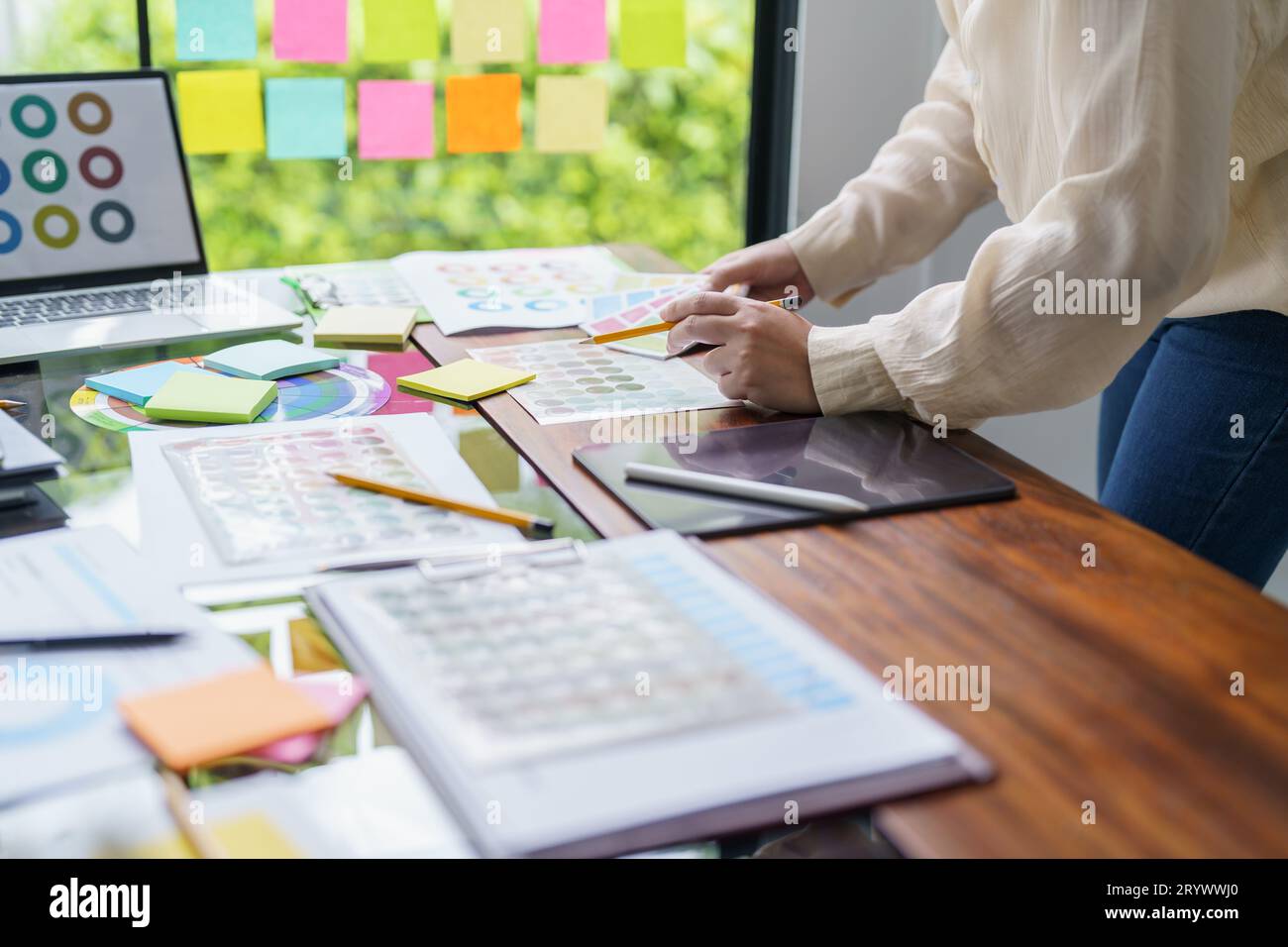 Idée créative Femme d'affaires artiste Creative Designer esquisse dessin graphique sur tablette graphique et concept d'échantillons de couleur Banque D'Images