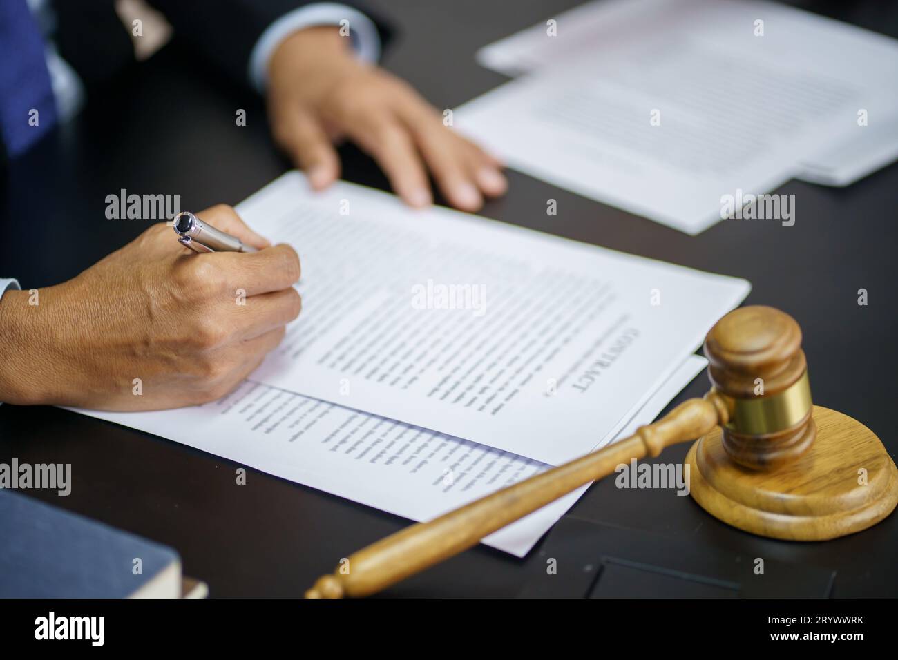 Conseiller juridique présente au client un contrat signé avec marteau et juridique la loi. La justice et avocat concept Banque D'Images