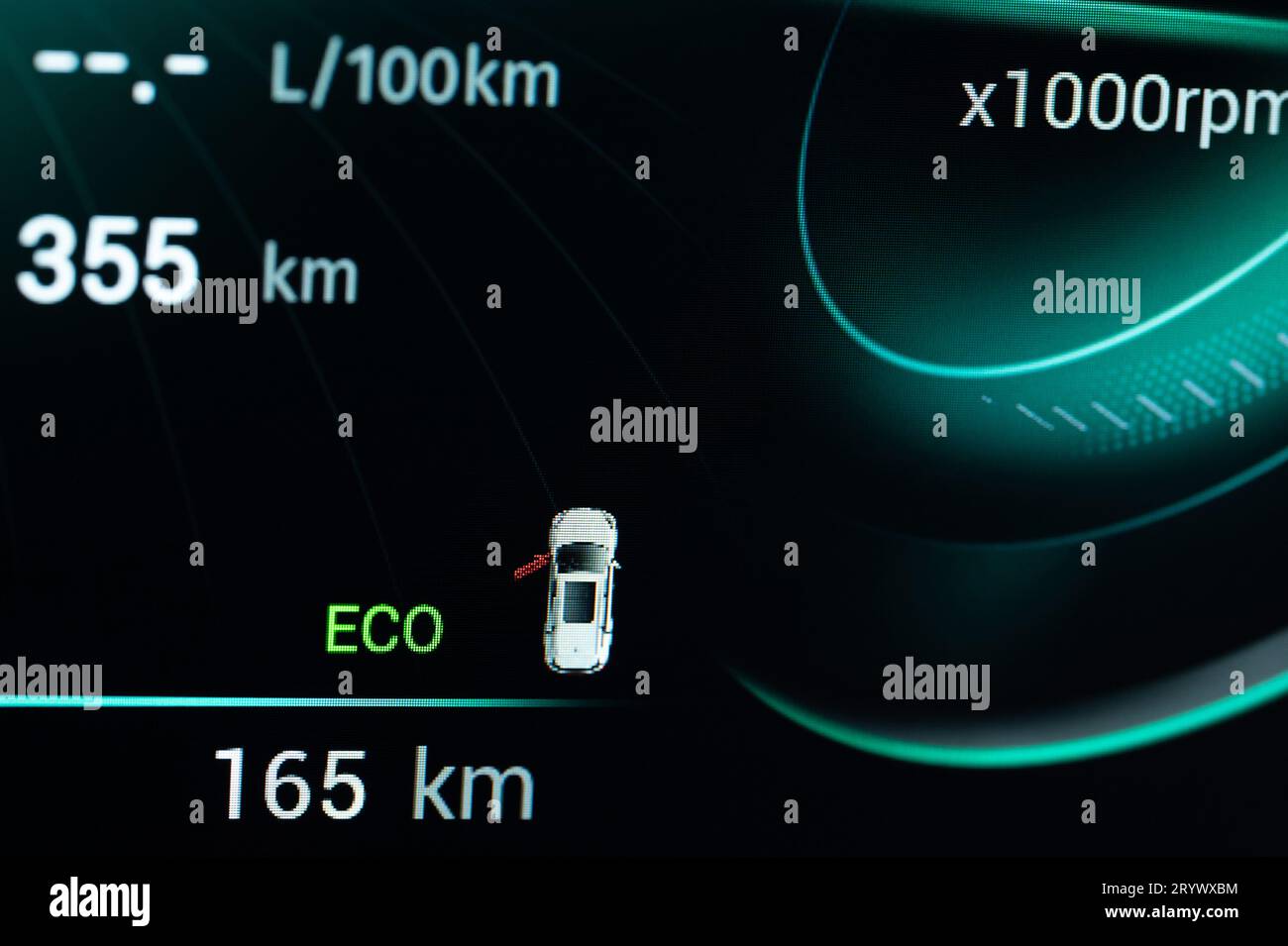 ECO et signe de porte ouverte dans la macro vue rapprochée de l'écran de voiture numérique Banque D'Images