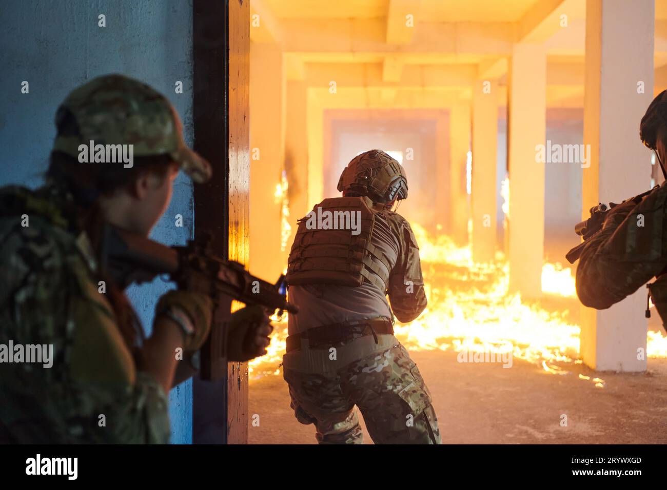 Un groupe de soldats professionnels exécute courageusement une mission de sauvetage dangereuse, entouré par le feu dans un bâtiment périlleux. Banque D'Images