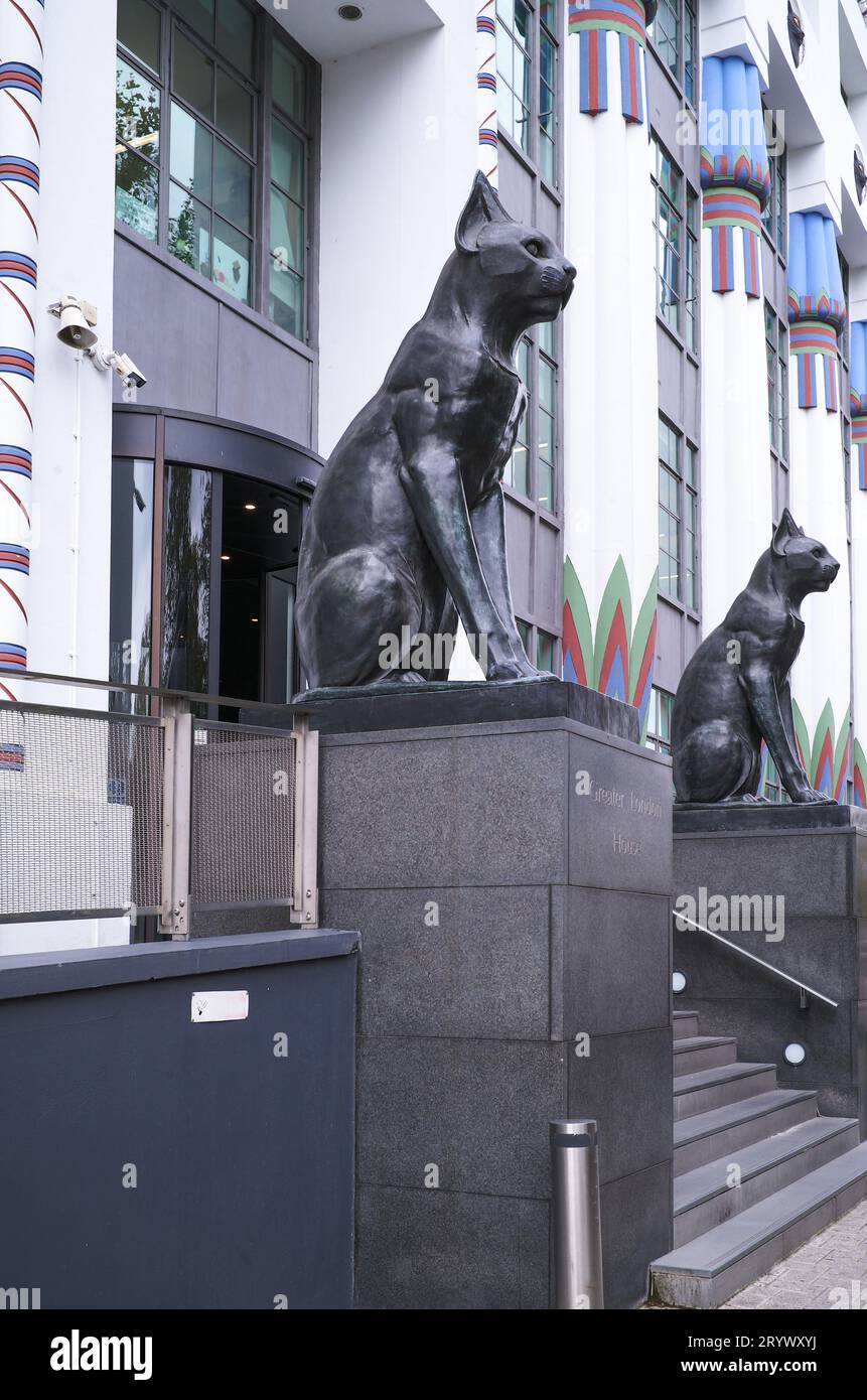 Carreras Tobacco Company, une façade de style art déco sur le thème égyptien donnant sur une usine transformée en bureaux à Mornington Crescent, au nord de Londres. Banque D'Images