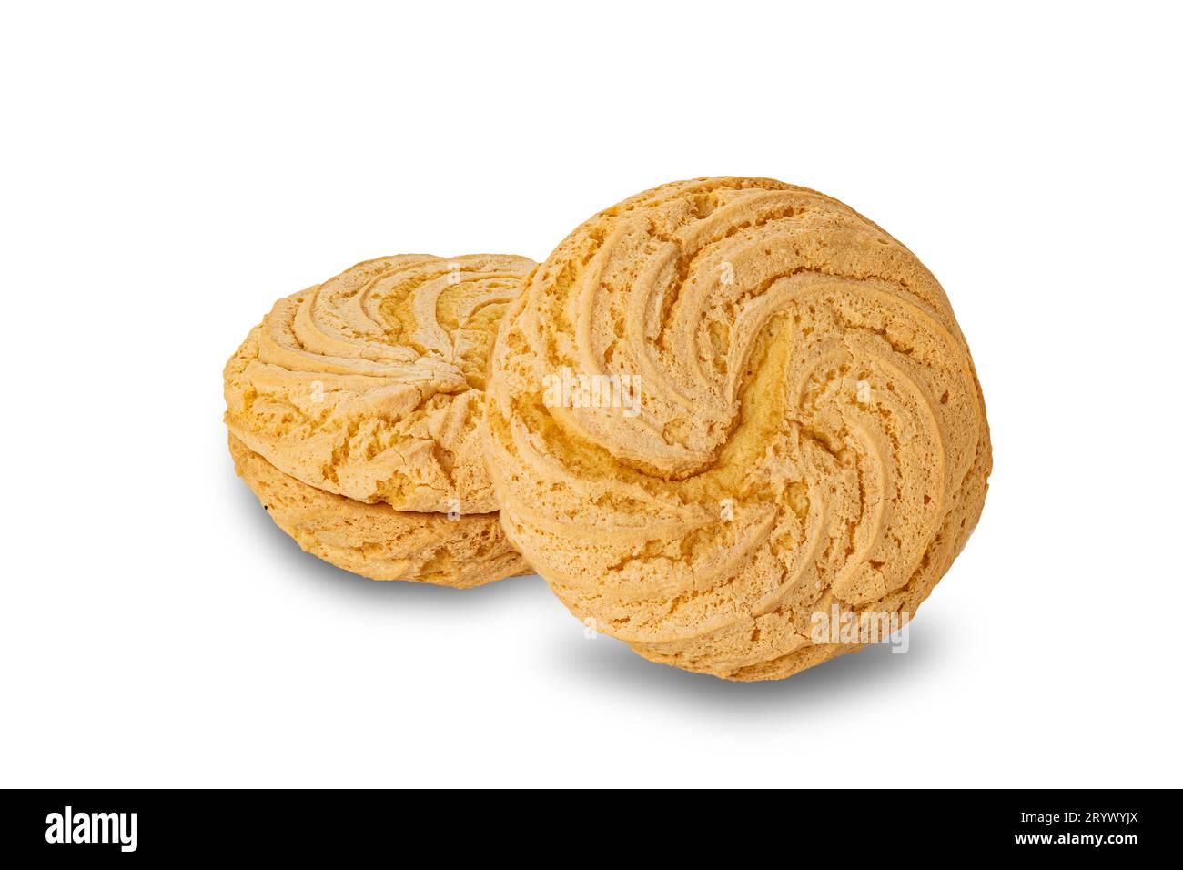 Vue de face de délicieux biscuits sandwich faits maison remplis de crème de myrtille. Banque D'Images