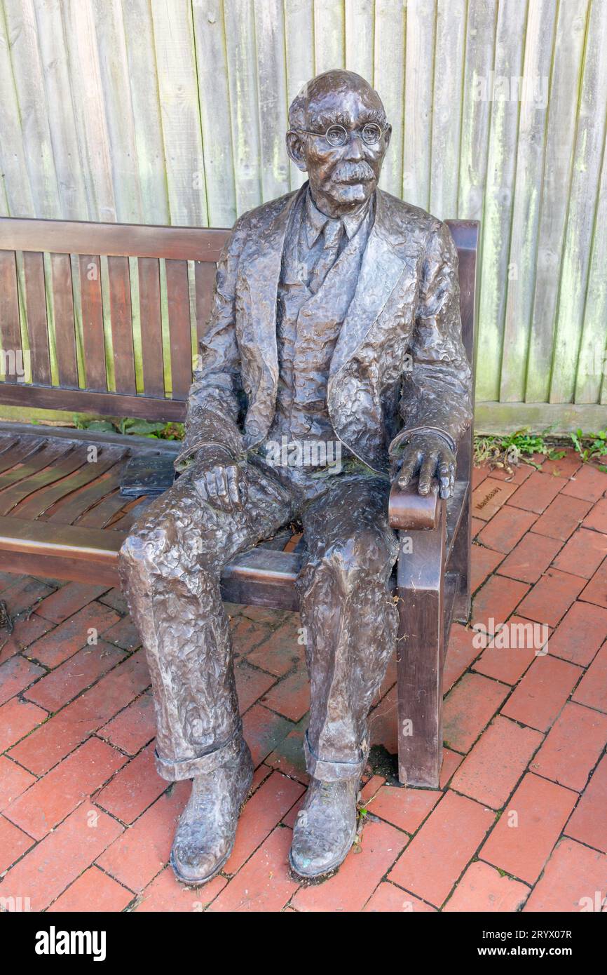 Statue de Rudyard Kiplin (poète et écrivain britannique), High Street, Burwash, East Sussex, Angleterre, Royaume-Uni Banque D'Images