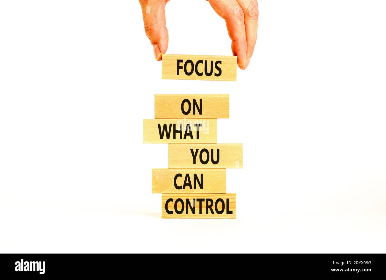 Concentrez-vous sur le symbole de contrôle. Mots conceptuels concentrez-vous sur ce que vous pouvez contrôler sur le bloc de bois. Belle table blanche fond blanc. Main d'homme d'affaires. Bus Banque D'Images