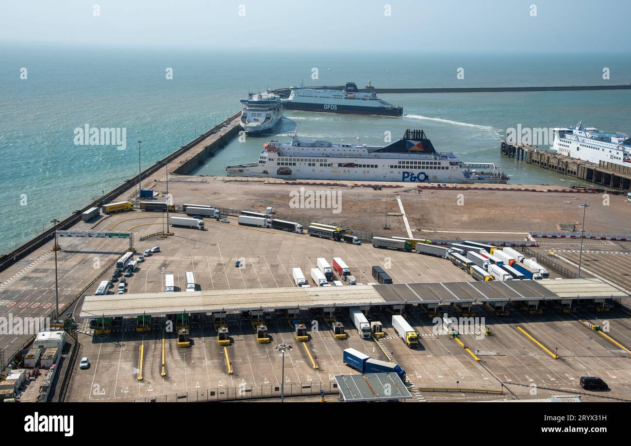 Camions sur le port de Douvres docks station. Le port de Douvres relie l'Europe avec le Royaume-Uni et gère les passagers, les véhicules et ca Banque D'Images