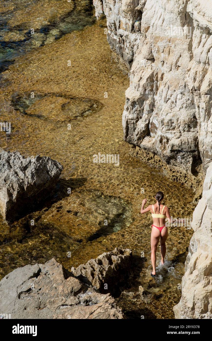 Jeune femme portant un maillot de bain sexy à une plage idyllique. Vacances d'été Banque D'Images