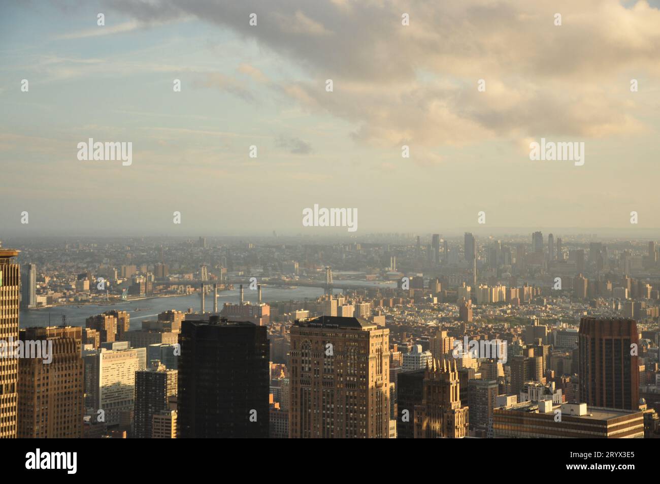 Vue aérienne de l'horizon de New York avec une architecture moderne s'élevant vers le ciel Banque D'Images