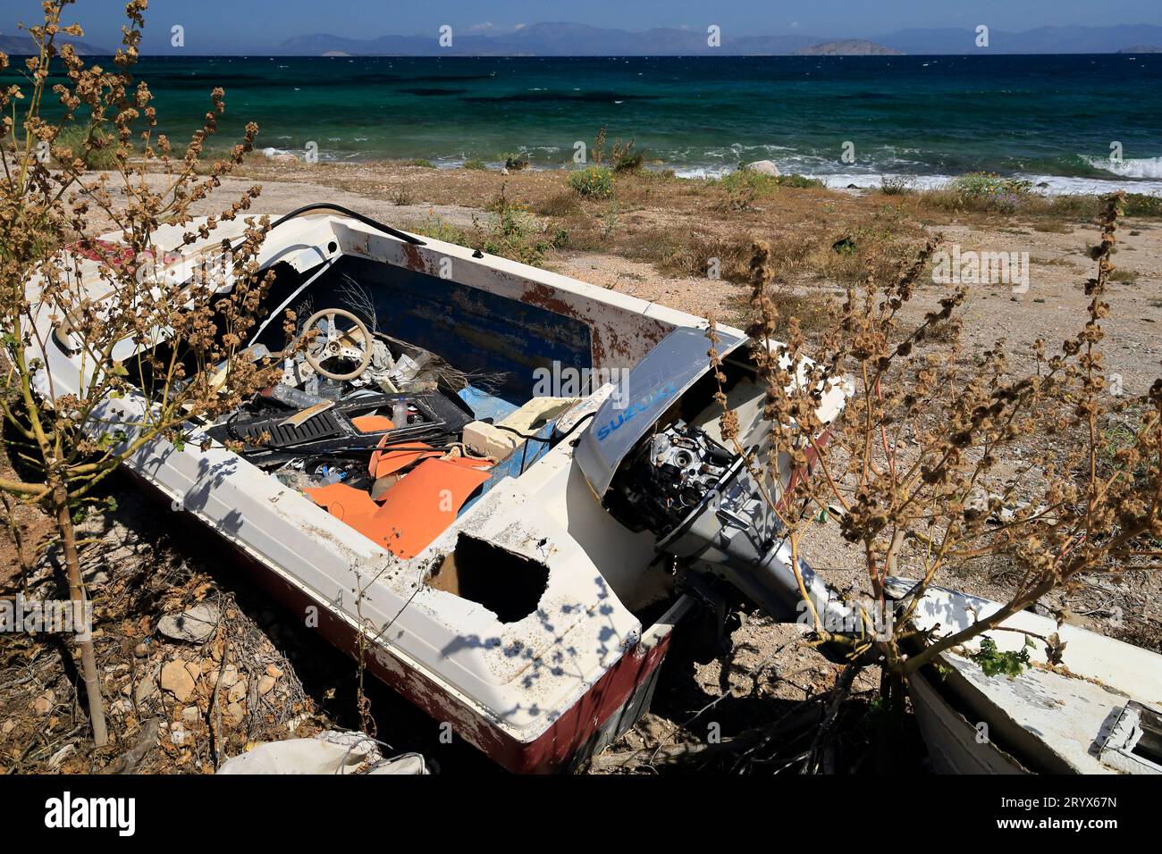 Bateau naufragé sur une plage, île Agistri, groupe d'îles Saroniques, Grèce. Prise en mai 2023 Banque D'Images