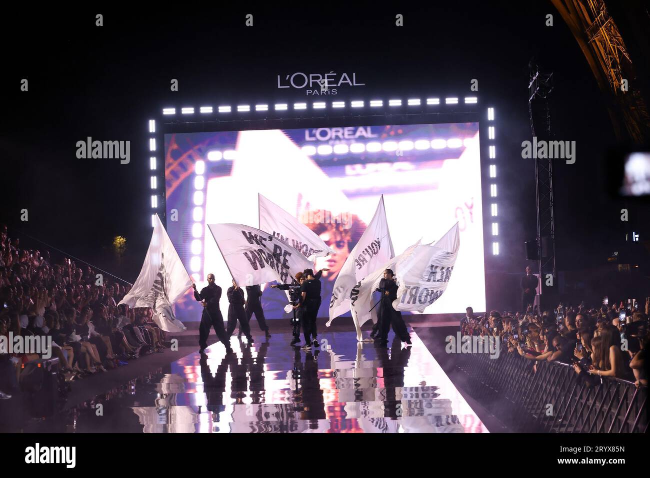 Paris, France. 01 octobre 2023. Le défilé l'Oréal Paris - marchez votre valeur pendant la Fashion week de Paris prêt à porter Printemps/été 2024 le 01 octobre 2023 à Paris, France. (Photo de Lyvans Boolaky/ÙPtertainment/Sipa USA) crédit : SIPA USA/Alamy Live News Banque D'Images